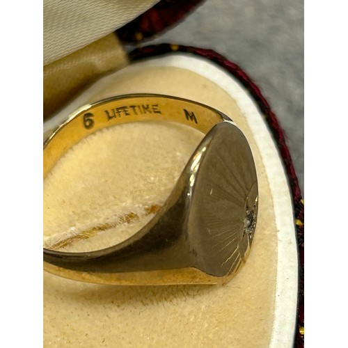 21 - A 9ct GOLD AND DIAMOND SIGNET RING SIZE P WEIGHT 3.88gr