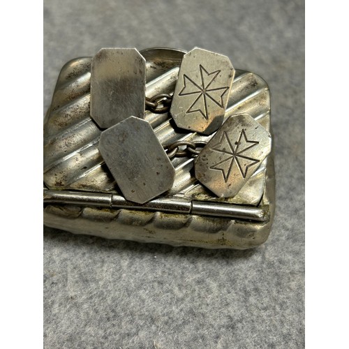 27 - A VINTAGE PAIR SILVER OF MASONIC MALTESE CROSS SIGN OF KNIGHTS TEMPLAR CHAIN CUFF LINKS WITH A VINTA... 