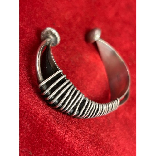 22 - A SILVER DESIGNER BRACELET BY ED WIENER TOP DESIGNER OF THIS TYPE OF JEWELLERY