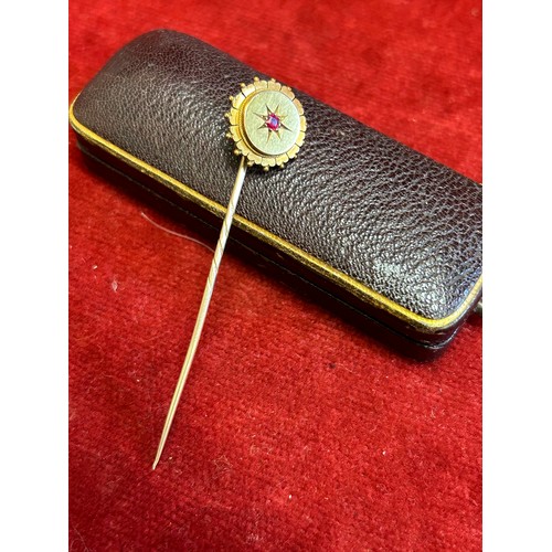 32 - A VINTAGE 9ct GOLD AND RUBY TIE PIN WEIGHT 3.77gr