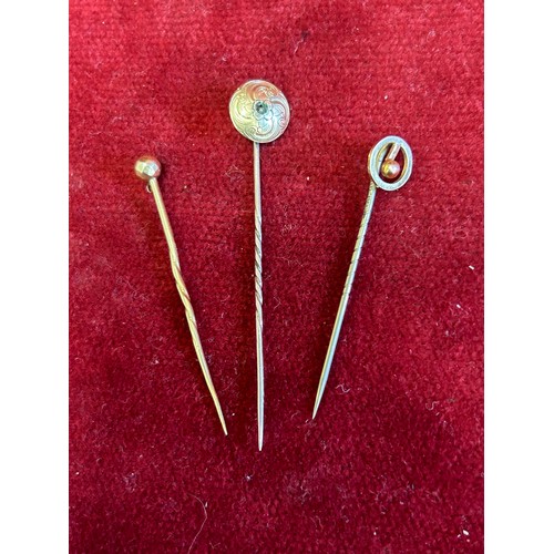 33 - 3 TIE PINS 2 OF 9ct GOLD AND OF GILT METAL GOLD WEIGHT 2.76gr