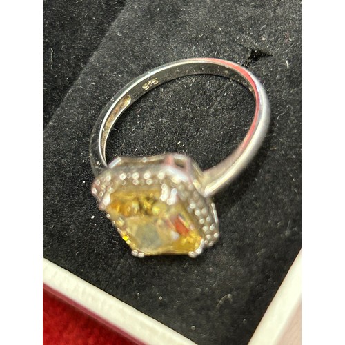 25 - A SOLID SILVER RING WITH A SPARKLY  YELLOW CRYSTAL SIZE O.HALF