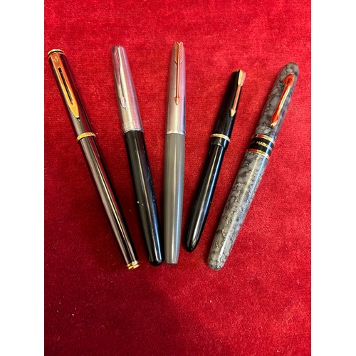 20 - A COLLECTION OF 5 FOUNTAIN PENS, PARKER 2 WITH GOLD NIBS PLUS ONE OTHER A WATERMANS WITH GOLD NIB AN... 