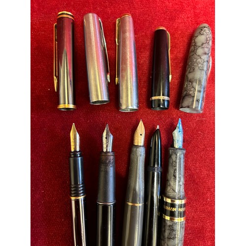 20 - A COLLECTION OF 5 FOUNTAIN PENS, PARKER 2 WITH GOLD NIBS PLUS ONE OTHER A WATERMANS WITH GOLD NIB AN... 