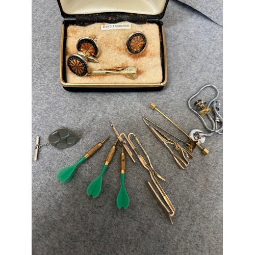 38 - A COLLECTION OF CUFF-LINKS MINIATURE DARTS TIE PINS AND CLIPS GOOD LOT FOR DART PLAYER