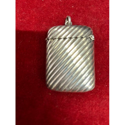 29 - A SILVER METAL VESTA CASE FOB WELL MADE WITH A FINE PARALLEL HATCHING PATTERN