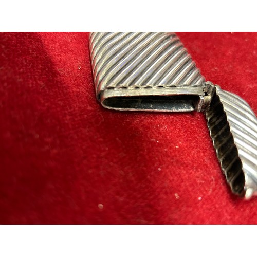 29 - A SILVER METAL VESTA CASE FOB WELL MADE WITH A FINE PARALLEL HATCHING PATTERN