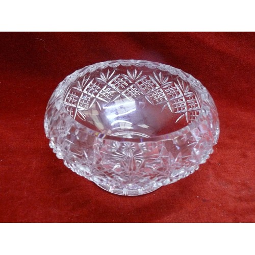 76 - 5 PIECES OF BEAUTIFUL CRYSTAL TO INCLUDE A PRESERVE POT, VASES, DISHES ETC