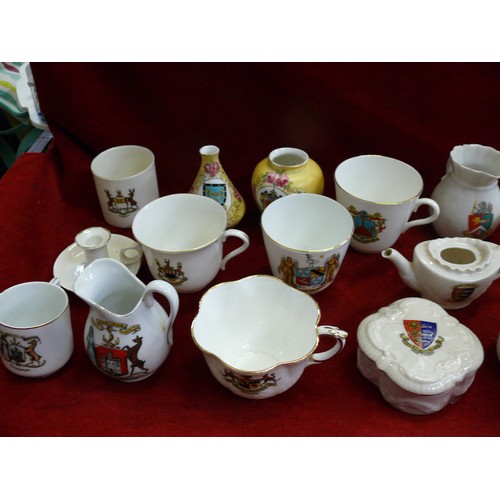 96 - COLLECTION OF LARGER CRESTWARE TO INCLUDE GOSS IN THE STYLES OF TEACUPS, CANDLE HOLDERS, VASES, TRIN... 