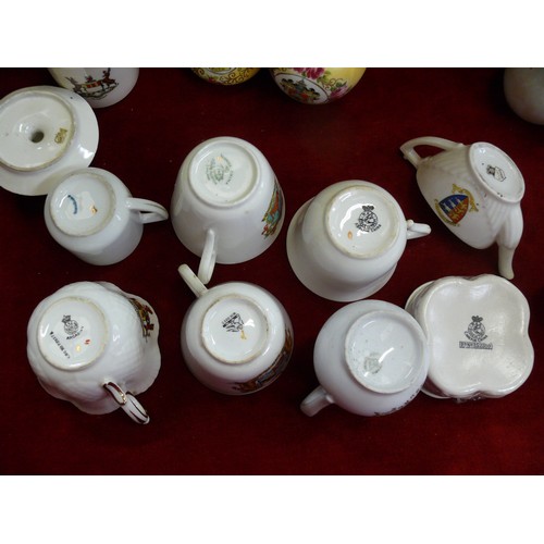 96 - COLLECTION OF LARGER CRESTWARE TO INCLUDE GOSS IN THE STYLES OF TEACUPS, CANDLE HOLDERS, VASES, TRIN... 