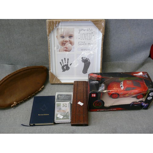 150 - A SELECTION OF COLLECTABLES TO INCLUDE JEWELLERY HOOKS, RC CAR, CRIBBAGE BOARD, FRAMES ETC