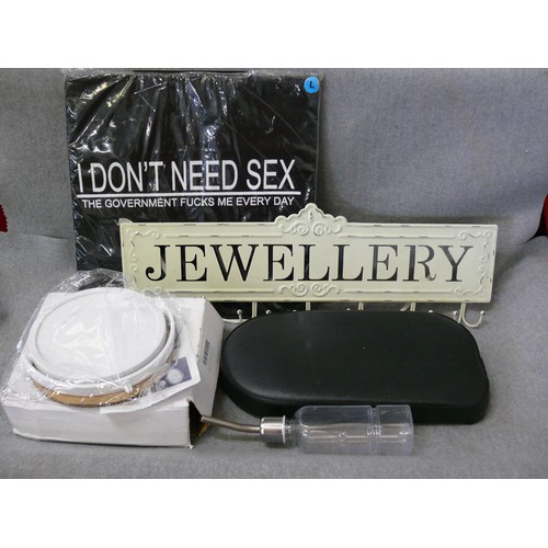 150 - A SELECTION OF COLLECTABLES TO INCLUDE JEWELLERY HOOKS, RC CAR, CRIBBAGE BOARD, FRAMES ETC