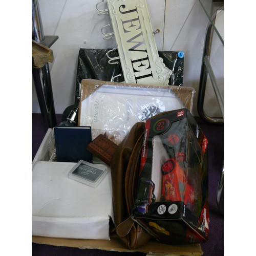 150 - A SELECTION OF COLLECTABLES TO INCLUDE JEWELLERY HOOKS, RC CAR, CRIBBAGE BOARD, FRAMES ETC