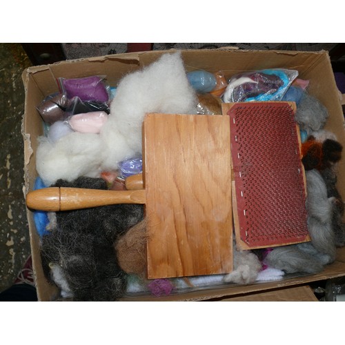 193 - A LARGE BOX OF FELTING WOOL VARIOUS COLOURS PLUS 2 WOOL CARDERS