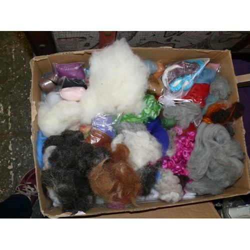 193 - A LARGE BOX OF FELTING WOOL VARIOUS COLOURS PLUS 2 WOOL CARDERS