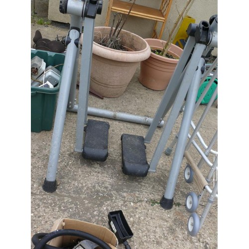 269 - EXERCISE WALKING MACHINE WITH SPEED DISTANCE AND TIME MONITOR. TOGETHER WITH 2 X 5 KILO DUMBELLS.