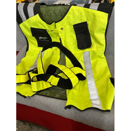 297 - MOTORCYCLE WEAR. ANIKO DAY/NIGHT REFLECTION HIGH VIZ GILLET SIZE 3XL. REFLECTIVE NEON CROSS BODY STR... 