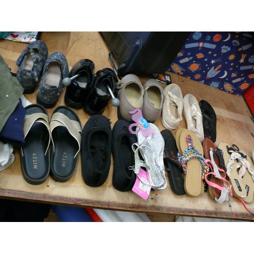 308 - 12 PAIRS OF WOMENS SHOES, GLITZY FLIP-FLOPS, COMFY SHOES ETC. SIZE 5/6