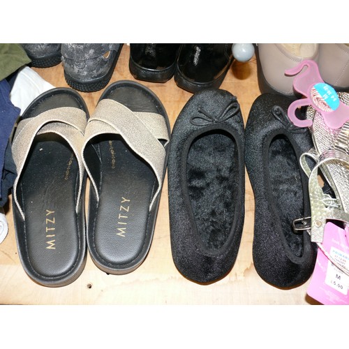 308 - 12 PAIRS OF WOMENS SHOES, GLITZY FLIP-FLOPS, COMFY SHOES ETC. SIZE 5/6