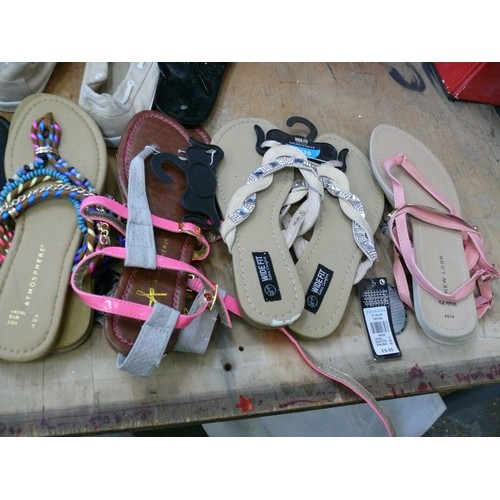 308 - 12 PAIRS OF WOMENS SHOES, GLITZY FLIP-FLOPS, COMFY SHOES ETC. SIZE 5/6