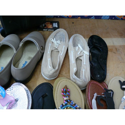 308 - 12 PAIRS OF WOMENS SHOES, GLITZY FLIP-FLOPS, COMFY SHOES ETC. SIZE 5/6