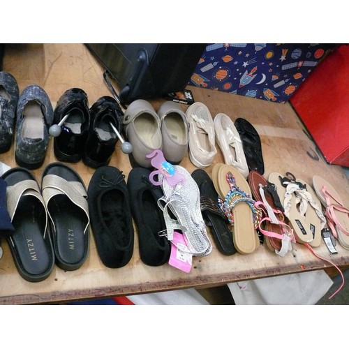 308 - 12 PAIRS OF WOMENS SHOES, GLITZY FLIP-FLOPS, COMFY SHOES ETC. SIZE 5/6