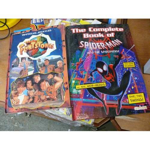 339 - 3 X VINTAGE DANDY ANNUALS, ALSO A SPIDERMAN, AND A FLINTSTONE ANNUAL. AND SOME DANDY MAGAZINES.