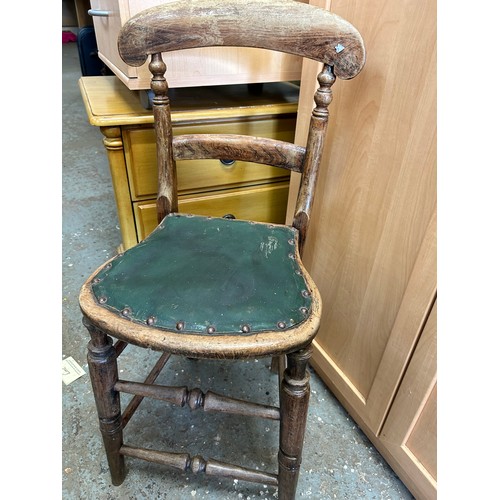 379 - VINTAGE CHILD'S WOODEN CHAIR WITH PADDED GREEN LEATHERETTE SEAT.