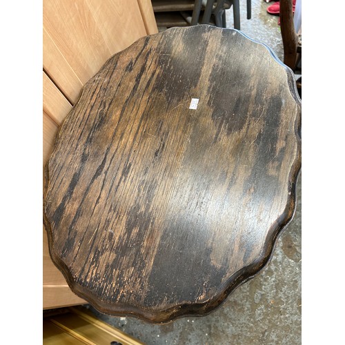 381 - VINTAGE OVAL SIDE TABLE WITH CRINKLE EDGE AND BARLEYTWIST LEGS.