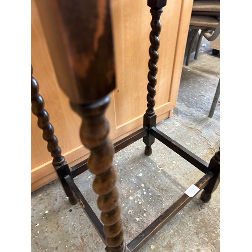 381 - VINTAGE OVAL SIDE TABLE WITH CRINKLE EDGE AND BARLEYTWIST LEGS.