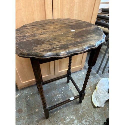 381 - VINTAGE OVAL SIDE TABLE WITH CRINKLE EDGE AND BARLEYTWIST LEGS.