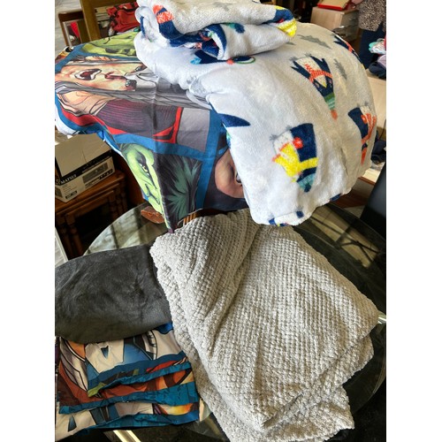 392 - A SELECTION OF GOOD QUALITY FLEECE THROWS AND AN AVENGERS DUVET COVER SET