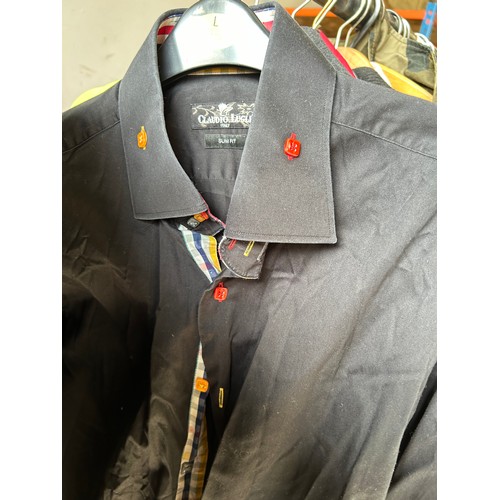 398 - A SELECTION OF GOOD QUALITY GENTS CLOTHING TO INCLUDE SUITS, SHIRTS ETC