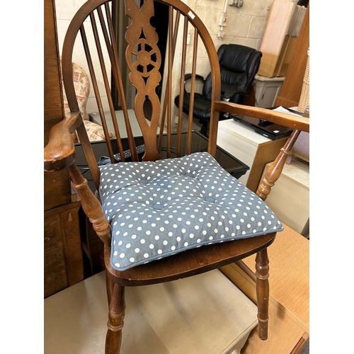 417 - A WOODEN WHEELBACK WINDSOR CHAIR