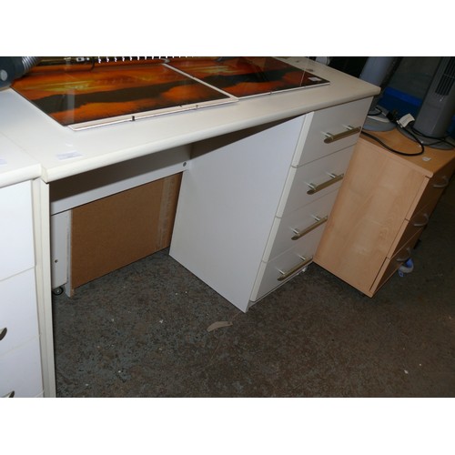 438 - A CONTEMPORARY WHITE 4 DRAWER DRESSING TABLE WITH BRUSHED STAINLESS BAR HANDLES.