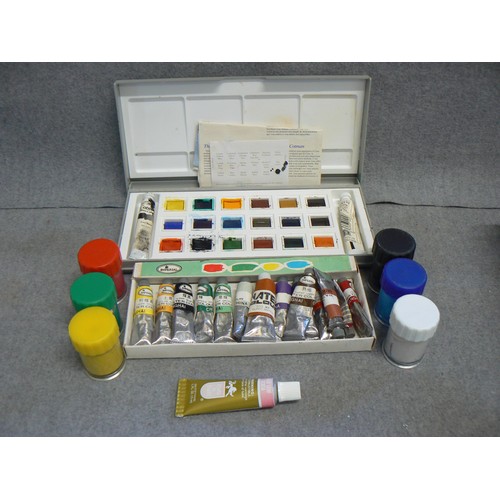 56 - A SELECTION OF ARTIST PAINT SETS TO INCLUDE WATERCOLOURS. POSTER PAINTS PLUS A TUBE OF GOLD LEAF