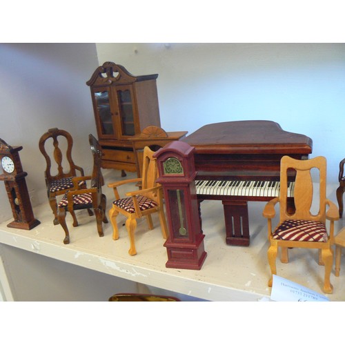 66 - A SELECTION OF ANTIQUE STYLE DOLLS HOUSE FURNITURE TO INCLUDE DRESSER, GRAND PIANO, CHAIRS, BEDS, RO... 