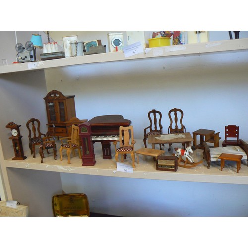 66 - A SELECTION OF ANTIQUE STYLE DOLLS HOUSE FURNITURE TO INCLUDE DRESSER, GRAND PIANO, CHAIRS, BEDS, RO... 