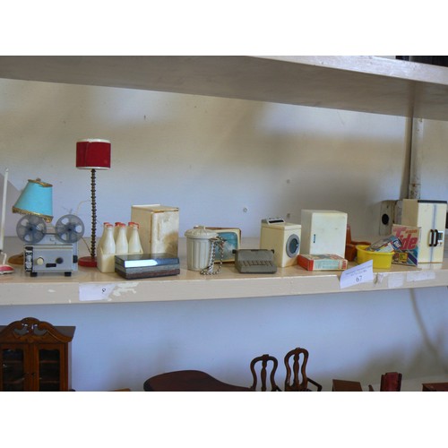 67 - A SELECTION OF RETRO DOLLS HOUSE FURNITURE TO INCLUDE WASHING MACHINE, FRIDGE FREEZER, PIANO, PROJEC... 