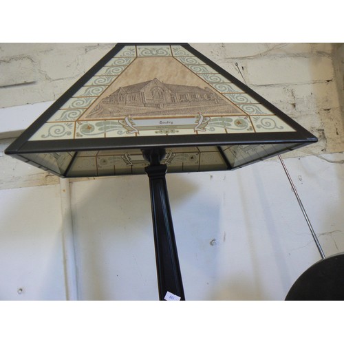 69 - A BEAUTIFUL METAL BASED TABLE LAMP WITH GLASS LAMPSHADE DEPICTING SAWTRY