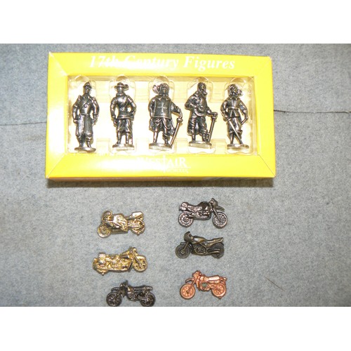 87 - 6 MINIATURE METAL MOTORBIKES AND A SET OF 17TH CENTURY FIGURES, BOXED