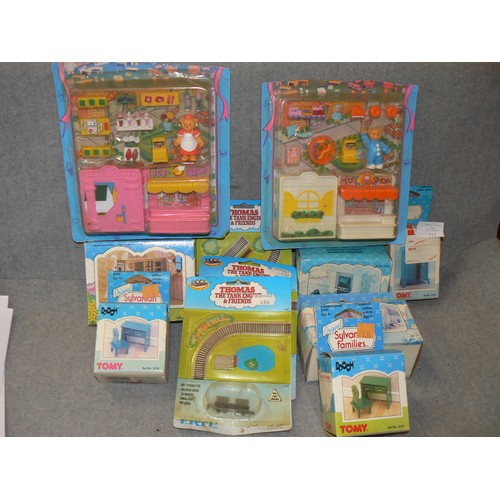 112 - VINTAGE SYLVANIAN FAMILIES TOYS CIRCA 1980'S TO INCLUDE WARDROBE, DRESSING TABLE, TOYBOX, FIREPLACE ... 