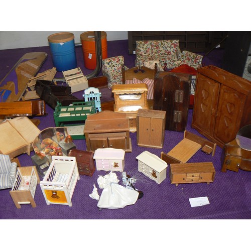 117 - LARGE COLLECTION OF VINTAGE DOLLS HOUSE FURNITURE TO INCLUDE BEDS, WARDROBES, DRESSING TABLES, SOFAS... 