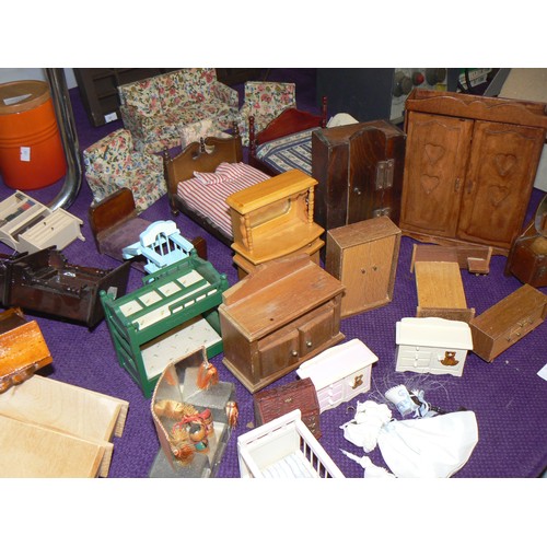 117 - LARGE COLLECTION OF VINTAGE DOLLS HOUSE FURNITURE TO INCLUDE BEDS, WARDROBES, DRESSING TABLES, SOFAS... 