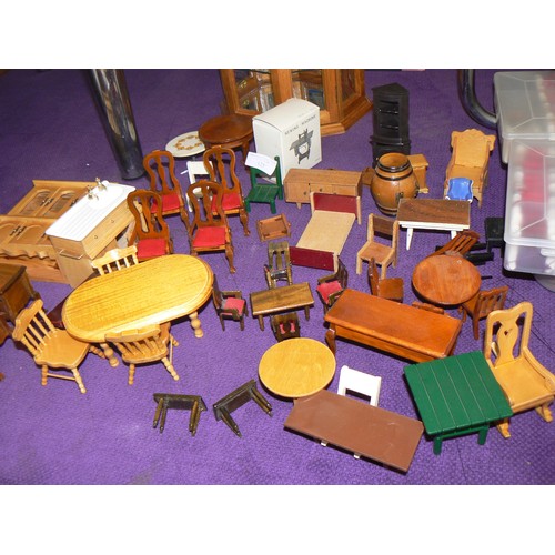 125 - LARGE COLLECTION OF VINTAGE DOLLS HOUSE FURNITURE TO INCLUDE DINING TABLES AND CHAIRS, SIDEBOARDS, C... 