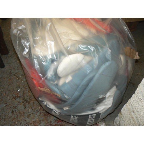 144 - LARGE BAG OF VARIOUS OVEN GLOVES