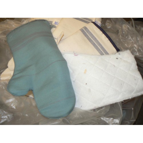 144 - LARGE BAG OF VARIOUS OVEN GLOVES