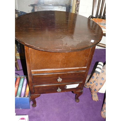 171 - VINTAGE WOODEN SEWING TABLE WITH 2 DRAWRS AND LIFT UP LID PLUS CONTENTS OF SEWING ITEMS