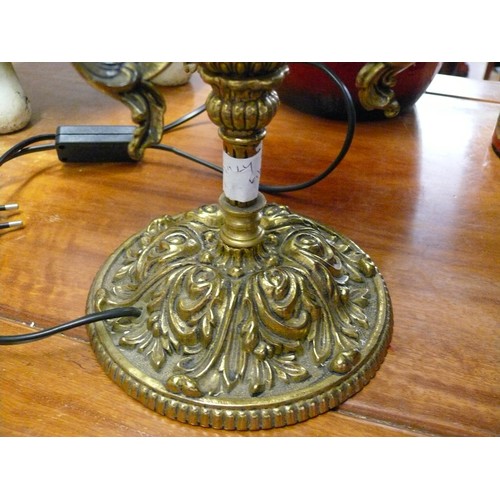 187 - LARGE ORNATE BRASS TABLE LAMP WITH LARGE ETCHED GLASS SHADE.