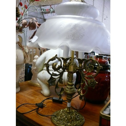 187 - LARGE ORNATE BRASS TABLE LAMP WITH LARGE ETCHED GLASS SHADE.